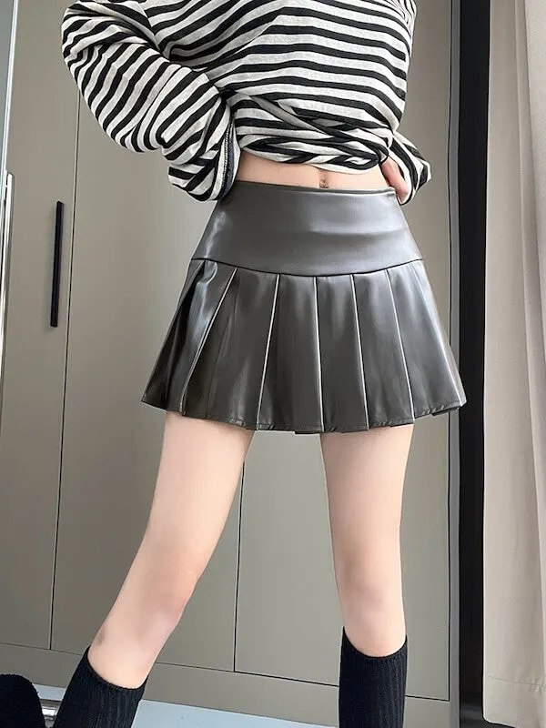 Hot girl leather pleated skirt